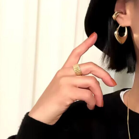 New 14K Gold filled hoop earrings Nwot - Picture 2 of 3